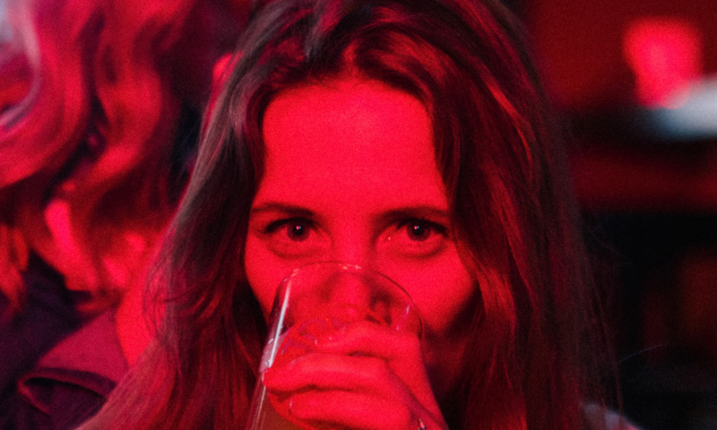 Jopen meisje drinkt bier